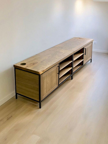 На просторной столешнице достаточно места не только для телевизора, но и для домашнего декора