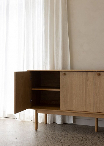 За крайней левой дверцей установлена съемная полка для удобного хранения вещей